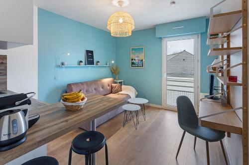 南特Joli studio - Parking Privé - WIFI Très Haut Débit - Au calme的客厅配有沙发和桌子