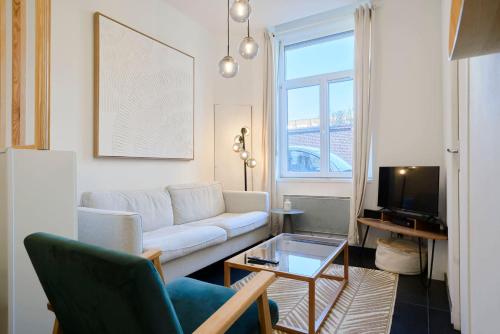 图尔昆Renovated 3 bedroom house with terrace的客厅配有白色沙发和电视