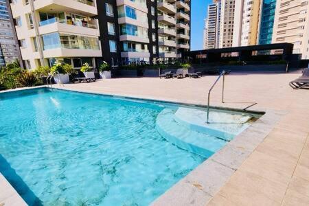 康康Precioso Depto en el centro de Concón 1D1B con Piscina Servicio HOM 0115的大楼中央的大型游泳池