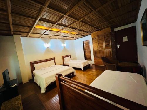 吉隆坡i villa inn的一间卧室,配有两张床