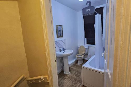利兹Affordable Private Space的浴室配有盥洗盆、卫生间和浴缸。