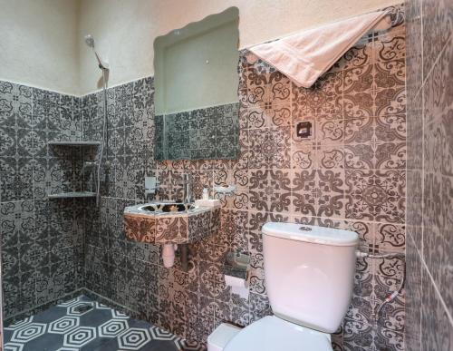 伊姆利尔塔玛特旅馆的一间带卫生间和水槽的浴室
