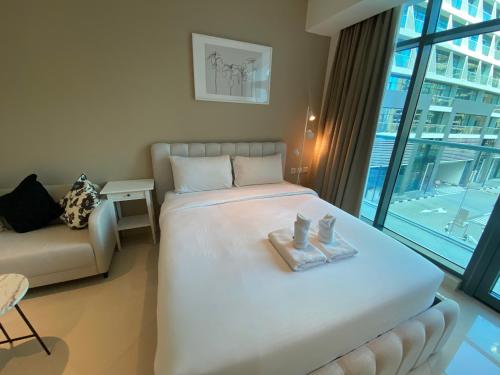 迪拜Black and white flower oasis in Seven Palm的卧室配有一张白色的大床和一张沙发。