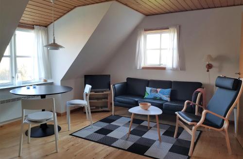 古兹耶姆碧提哥顿公寓的客厅配有沙发和桌椅