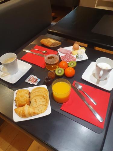 斯特拉斯堡EtC...Hôtel - Strasbourg Hyper Centre的餐桌,早餐包括面包、鸡蛋和咖啡