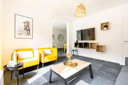 斯帕Le Gîtel的客厅配有黄色的沙发和桌子