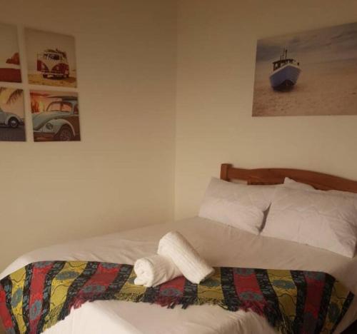 托弗海滩Beachfront Villa in Tofo Beach, Mozambique的一间卧室配有一张床铺,床上有毯子