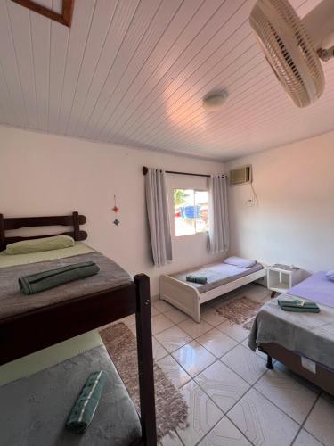 阿拉亚尔达茹达Aluê Hostel的客房设有两张床和窗户。