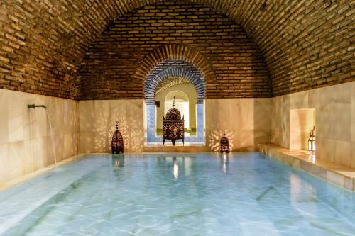 托莱多水边精品酒店的一座带砖墙的大型室内游泳池