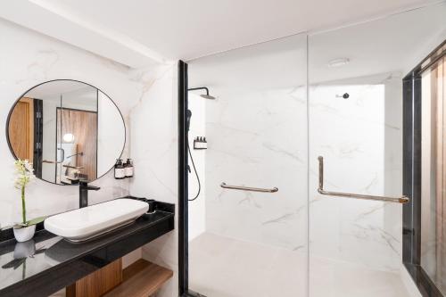 拉希迪耶肯兹日萨尼酒店的带淋浴和盥洗盆的浴室