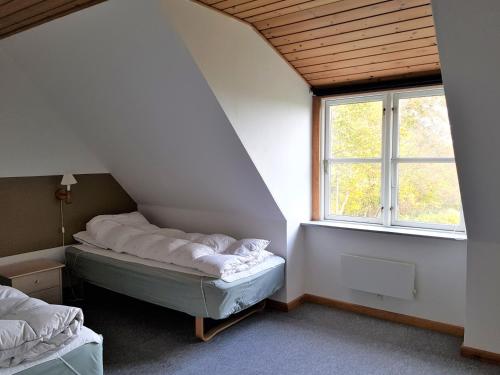 古兹耶姆碧提哥顿公寓的阁楼间 - 带两张床和窗户