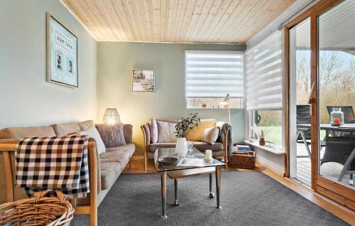 尼斯泰兹3 Bedroom Amazing Home In Nysted的客厅配有沙发和桌子