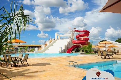 卡达斯诺瓦斯L'acqua diRoma 12345 - Gualberto的一个带红色水滑梯的度假游泳池