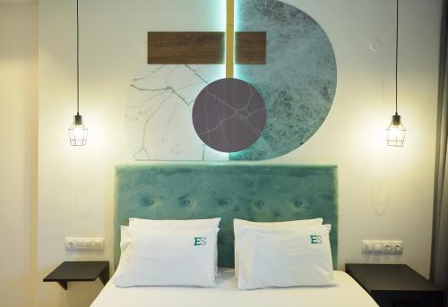 塞萨洛尼基Urban Elephant Suites的一间卧室配有一张带蓝色床头板和两盏灯的床。