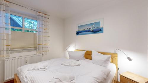 宾茨Caspar David的卧室配有一张白色床,墙上挂着平面图