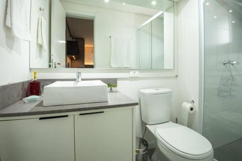 佩洛塔斯Loft 804 com vista Parque Una的白色的浴室设有水槽和卫生间。