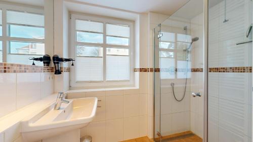 宾茨Caspar David的一间带水槽和淋浴的浴室