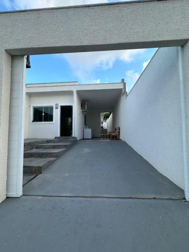 卡波布里奥Casa 02 Almeida的白色房子的敞开车库门