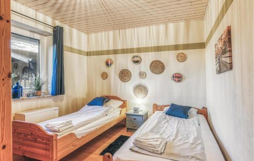 达格比尔Awesome Home In Dagebll With Wifi的带窗户的客房内设有两张单人床。