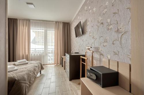 布克维Zaporizʹka Sich的酒店客房,配有床和电视