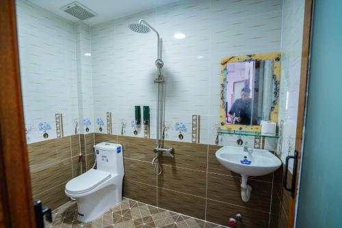 隆海The Sun Long Hai Hotel的一间带卫生间和水槽的浴室