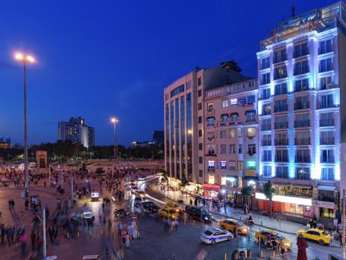 伊斯坦布尔伊斯坦布尔CVK塔克西姆酒店的繁忙的城市街道,晚上有汽车和人