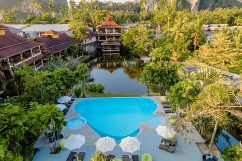 莱利海滩Railay Princess Resort & Spa的享有度假村游泳池的空中景致