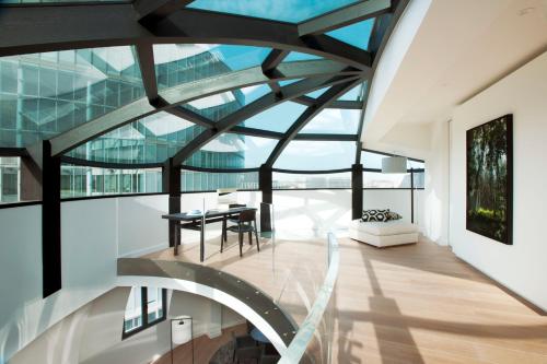 布鲁塞尔Triplex penthouse in the city center的享有带玻璃天花板的客房的景致。