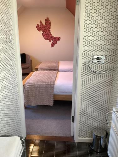 洛哈尔什教区凯尔高地Heatherbrae Guest House的卧室配有一张床铺,墙上挂着泰迪熊