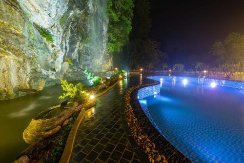 宁平Indochine Boutique Hotel Ninh Bình的瀑布旁的游泳池