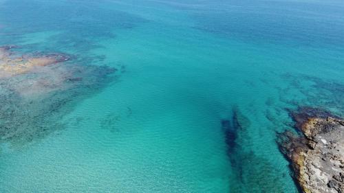 斯培基奥拉Infinito Resort的海洋和珊瑚礁的空中景观