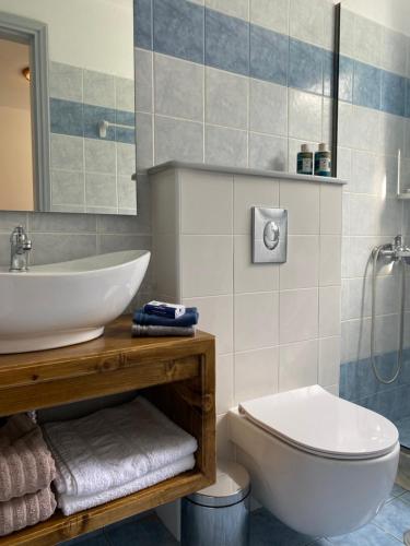 斯基亚索斯镇Calma Cottage的一间带水槽和卫生间的浴室