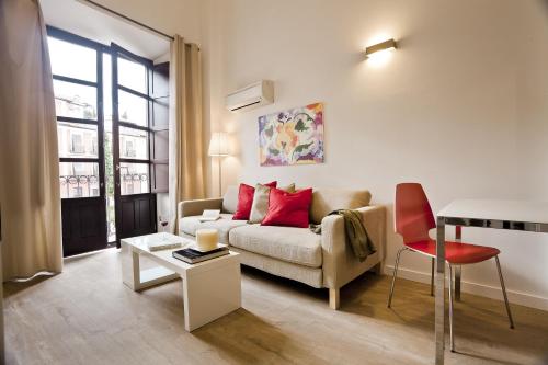 格拉纳达Casa Miravalle Darro的客厅配有沙发和桌子