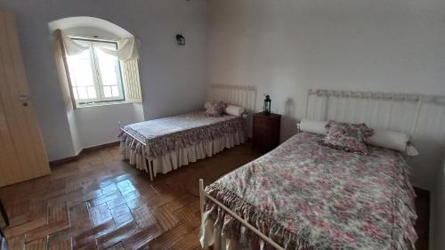 Casa Grande的一间卧室设有两张床和窗户。