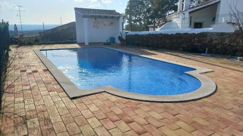 Casa Grande的一座带砖砌车道的庭院内的游泳池