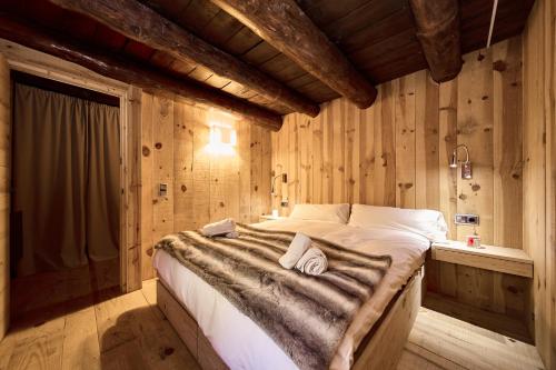 卡尼略Borda Climent的木制客房内的一间卧室配有一张大床