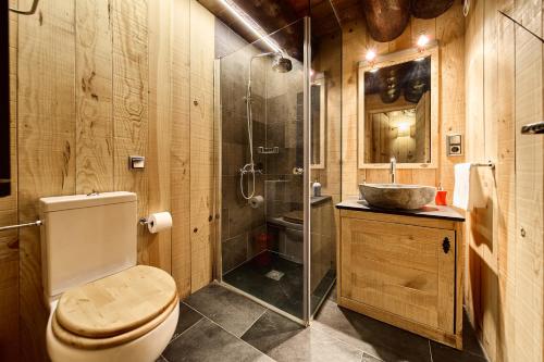 卡尼略Borda Climent的浴室配有卫生间、淋浴和盥洗盆。