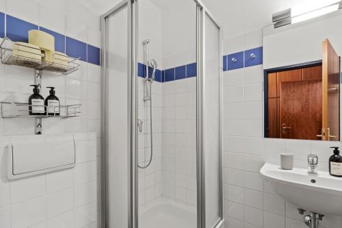 维也纳Central - 30 m² - Next to Augarten的带淋浴和盥洗盆的浴室