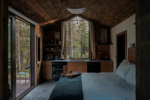 TofteTofte Trails的一间卧室设有一张床和一个大窗户