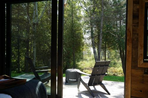 TofteTofte Trails的客房设有带2把椅子和1张桌子的窗户。