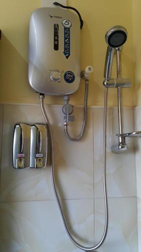 卡利博HOTEL BNL的浴室墙上的吹风机