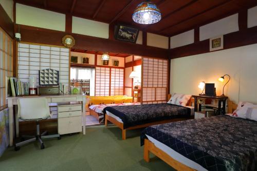 棚田ハウス的一间卧室配有两张床和一张书桌