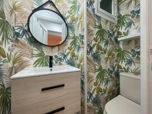 维戈Luxe Home Centro de Vigo YBH35的一间带水槽和镜子的浴室
