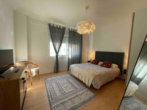维戈Luxe Home Centro de Vigo YBH35的一间卧室配有一张床、一张书桌和一面镜子
