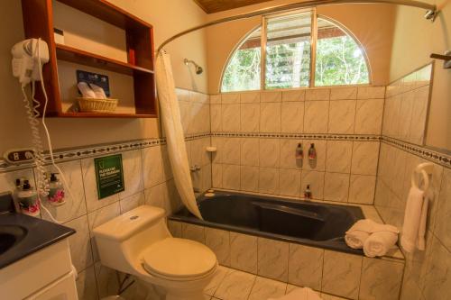 蒙泰韦尔德哥斯达黎加Cala Lodge的浴室配有盥洗盆、卫生间和浴缸。