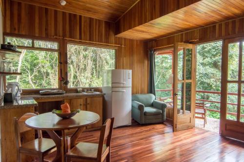 蒙泰韦尔德哥斯达黎加Cala Lodge的厨房配有桌子和冰箱