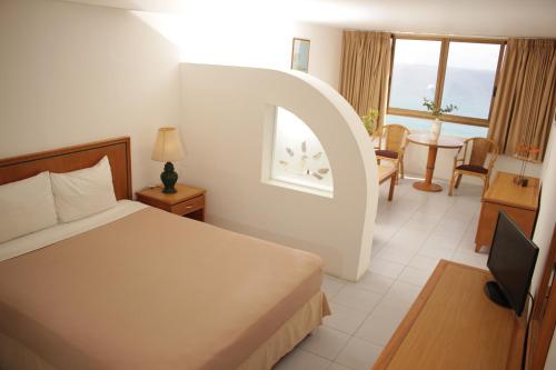 PampatarHippocampus Vacation Club的酒店客房设有床和客厅。