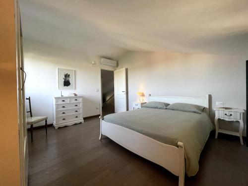 圣萨尔沃Les~Ones Cupello的一间卧室配有一张大床和一个梳妆台