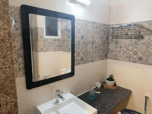 大诺伊达Risals Home Stays的一间带水槽和镜子的浴室
