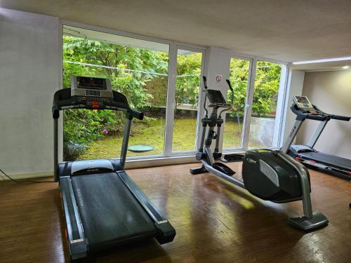 巴拉斯港Departamento a minutos del Lago的健身房设有两台跑步机和一扇窗户